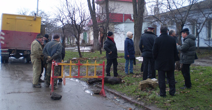 Провал грунта. В Николаеве по ул. 68 Десантников в районе парка Петровского лучше не ездить