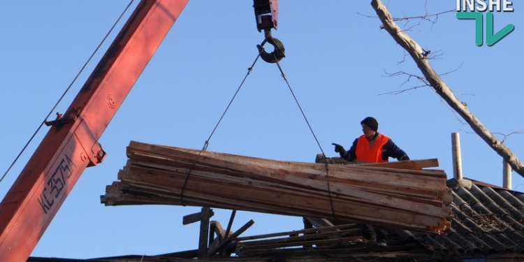 На Потемкинской ремонтируют разрушенный дом: обещают новую крышу