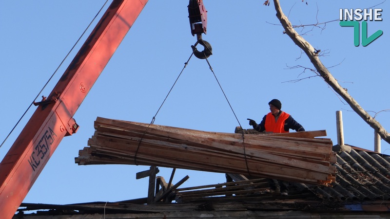На Потемкинской ремонтируют разрушенный дом: обещают новую крышу 6