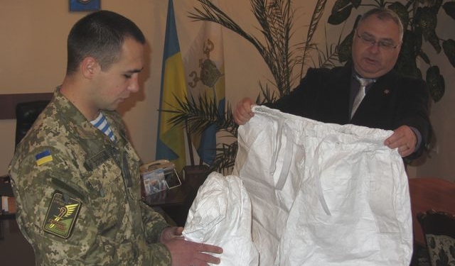 Николаевские пенитенциарии передали бойцам 79-й аэромобильной бригады маскхалаты