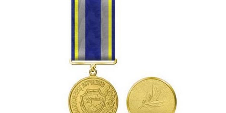 Больше никаких ассоциаций с георгиевскими лентами – медаль «Захиснику Вітчизни» получила новую колодку