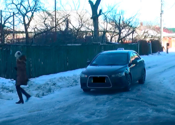 Странный клиент напал на «таксиста» с кухонным ножом