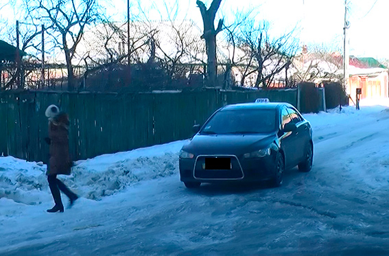 Странный клиент напал на «таксиста» с кухонным ножом