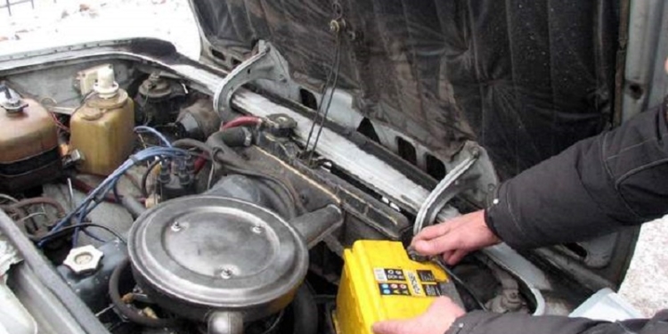 «Специалистов» по кражам аккумуляторов из припаркованных в николаевских дворах авто задержали