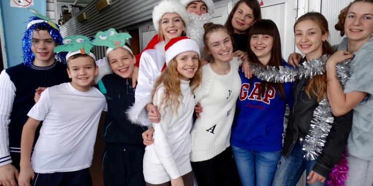 На кортах – семейные пары. Новогодний бадминтонный фестиваль