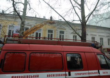 В Николаеве продолжают чистить крыши от снега и льда