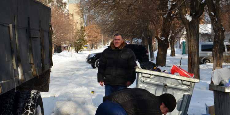 Николаев завален не только снегом, но и мусором. Еще дня на три