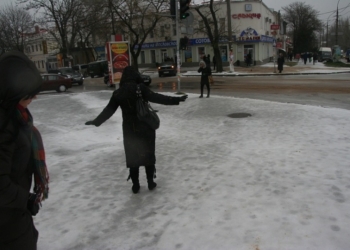 Вчера днем и этой ночью на николаевские дороги высыпали почти 100 т противогололедной смеси