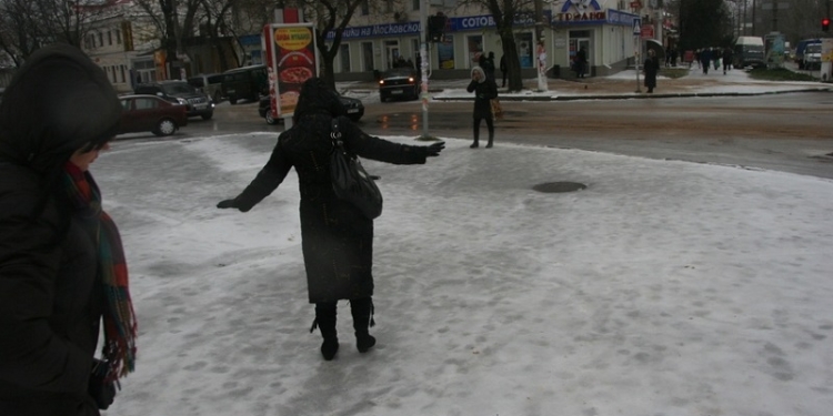 Вчера днем и этой ночью на николаевские дороги высыпали почти 100 т противогололедной смеси