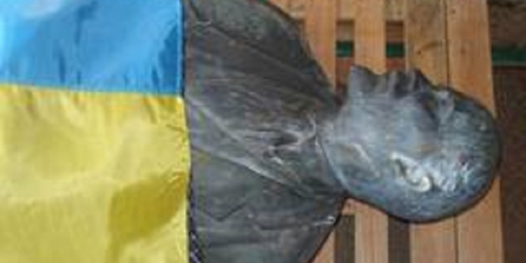 В двух селах Первомайского района свалили два памятника Ленину