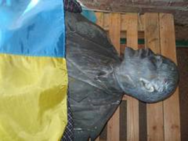В двух селах Первомайского района свалили два памятника Ленину 1