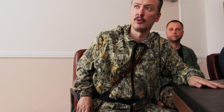 “Явка с повинной”: Гиркин признался, что это боевики сгоняли депутатов в Крыму для голосования за аннексию