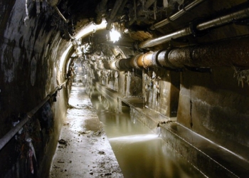 Прорыв канализации в артезианские источники: в Киеве 45 человек отравились водой