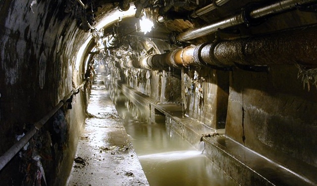 Прорыв канализации в артезианские источники: в Киеве 45 человек отравились водой