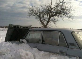 Мародеры на трассе. Брошенные в снегу машины вскрывают и грабят
