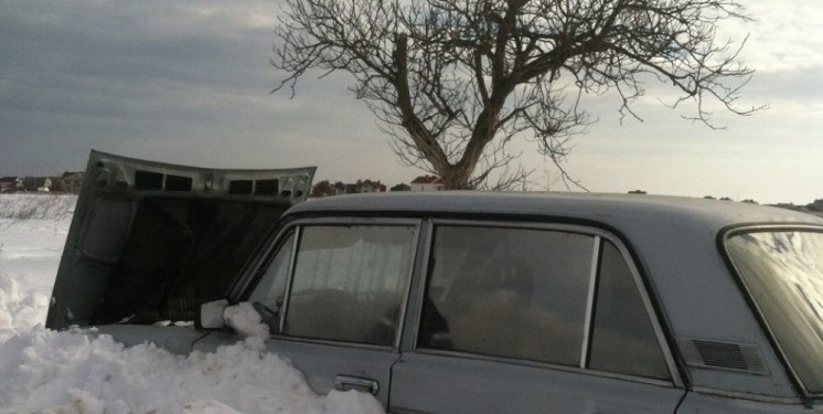 Мародеры на трассе. Брошенные в снегу машины вскрывают и грабят