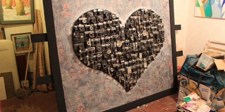 О хорошем. Одесский художник создал “сердце”… из фотоаппаратов