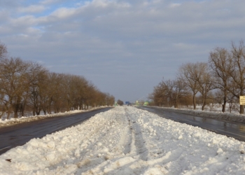 В Службе автомобильных дорог сдержанны: проезд по дорогам области местами затруднен, как и к 11 населенным пунктам