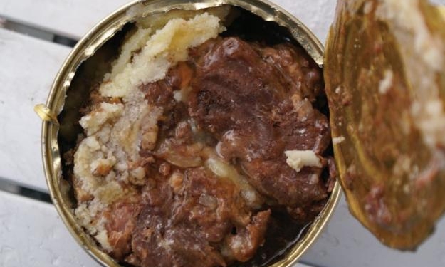 Глава управления тыла Нацгвардии попался на взятке – за тушенку для АТО