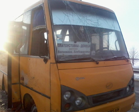 Боевики расстреляли гражданский автобус из "Града": 10 человек погибло 6