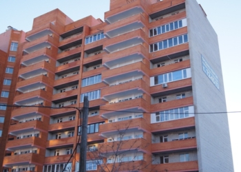 Дом-призрак. В Николаеве, на углу Фрунзе и Водопроводной,  – безадресная новостройка