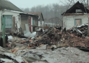 Рядом с Донецким аэропортом. Как живут люди в развалинах