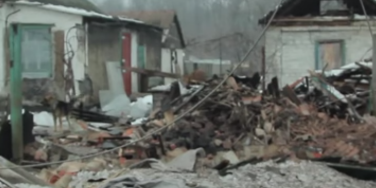 Рядом с Донецким аэропортом. Как живут люди в развалинах