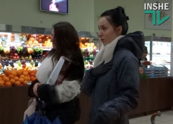 Моральная поддержка: николаевские активисты спели гимн Украины в универсаме