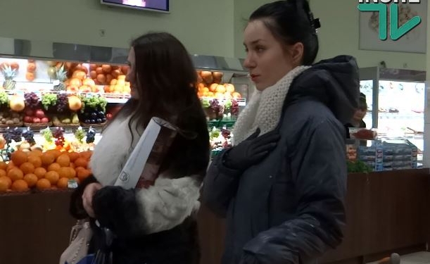 Моральная поддержка: николаевские активисты спели гимн Украины в универсаме