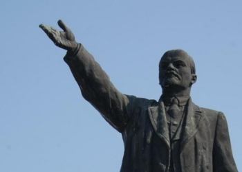 Запорожцы вышли сносить 16-тонного Владимира Ильича