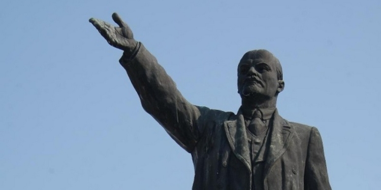 Запорожцы вышли сносить 16-тонного Владимира Ильича