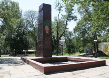 В Херсоне начали демонтировать барельефы “вождю мирового пролетариата”