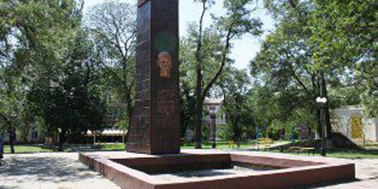 В Херсоне начали демонтировать барельефы “вождю мирового пролетариата”