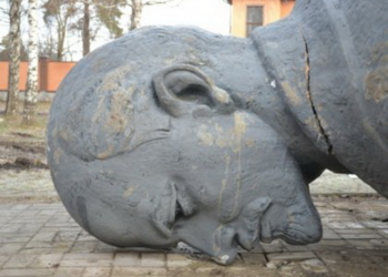 Страсти по Ленину: где-то сносят, где-то – хотят вернуть на место