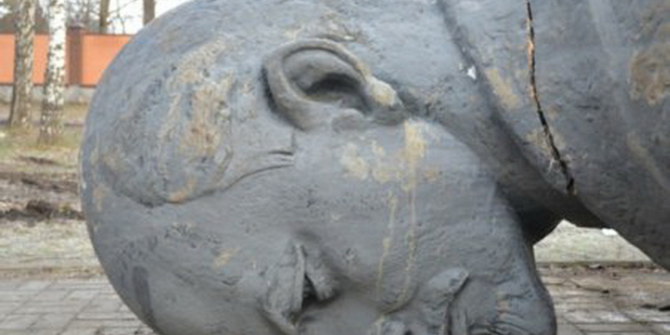 Страсти по Ленину: где-то сносят, где-то – хотят вернуть на место