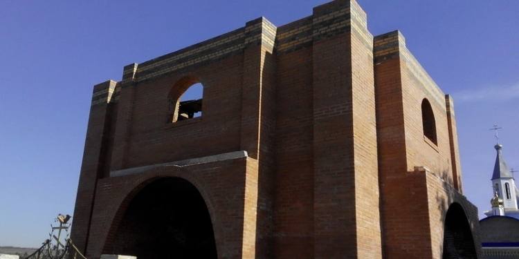 В Одесской области строится храм с кирпичной “георгиевской ленточкой”. Патриоты требуют ее демонтировать