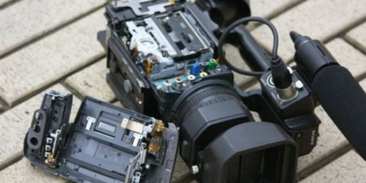 Пропагандисткам телеканала LifeNews в Киеве опять разбили камеру