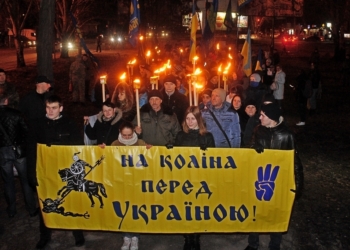 “Крути, Крути – не забути!”. Николаевские свободовцы прошли факельным шествием по городу (Осторожно, ненормативная лексика)