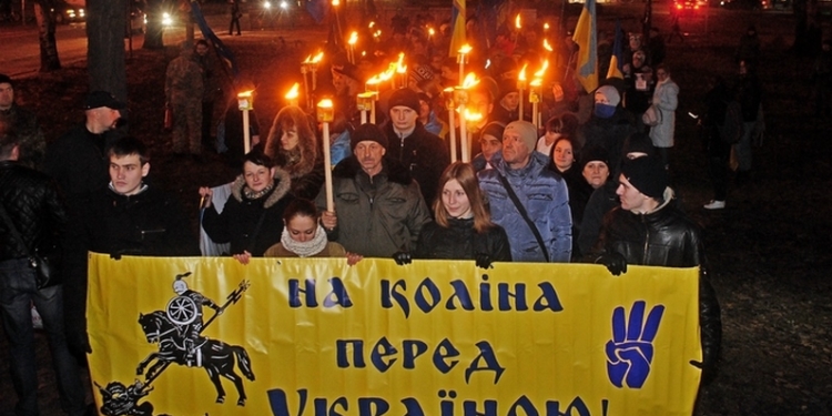 “Крути, Крути – не забути!”. Николаевские свободовцы прошли факельным шествием по городу (Осторожно, ненормативная лексика)