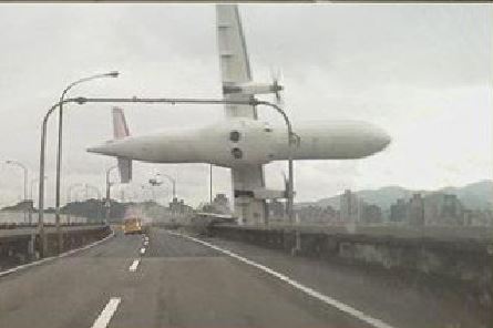 В Тайване пассажирский самолет упал в реку: 9 человек погибли 2