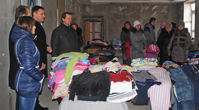Николаевский благотворительный фонд "Альфа-Ник" передал одежду и игрушки детям переселенцев из зоны АТО 6