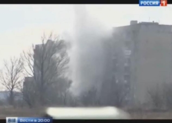 “Ниже надо, ниже”, – террористы Путина расстреливают из танка дом мирных жителей