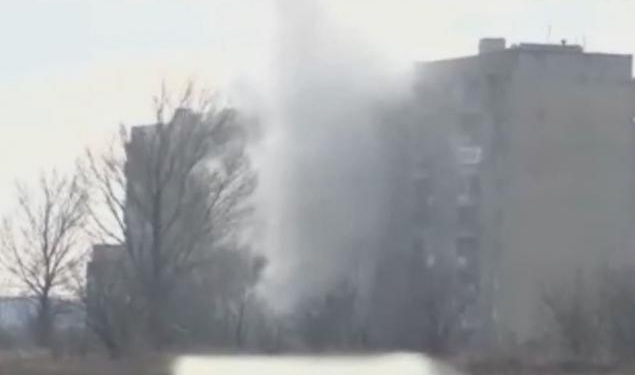 “Ниже надо, ниже”, – террористы Путина расстреливают из танка дом мирных жителей