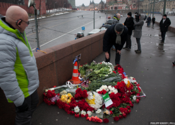 К месту убийства Немцова несут цветы и листовки «Я — Борис» и «Без вас не наступит весна»