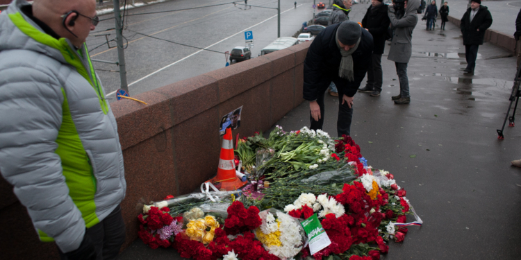 К месту убийства Немцова несут цветы и листовки «Я — Борис» и «Без вас не наступит весна»