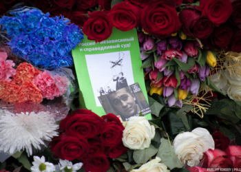 К месту убийства Немцова несут цветы и листовки «Я — Борис» и «Без вас не наступит весна»