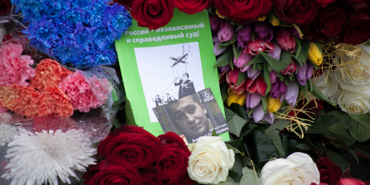 К месту убийства Немцова несут цветы и листовки «Я — Борис» и «Без вас не наступит весна»