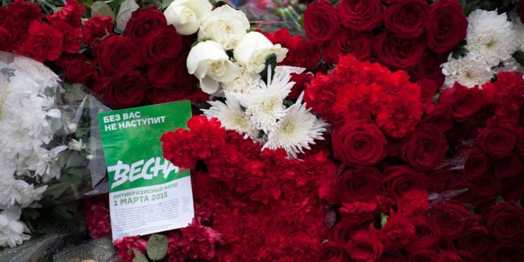 К месту убийства Немцова несут цветы и листовки «Я — Борис» и «Без вас не наступит весна»