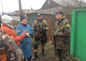 Бойцы батальона “Святой Николай” эвакуировали жителей Луганщины под минометными обстрелами