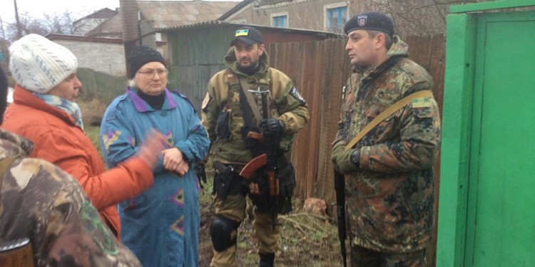 Бойцы батальона “Святой Николай” эвакуировали жителей Луганщины под минометными обстрелами